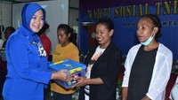 Dalam kegiatan ini juga dilakukan pembagian paket sembako kepada masyarakat Biak Numfor. 