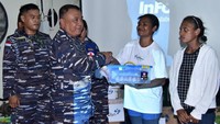 Komandan Lantamal X Jayapura menghadiri langsung bakti sosial di Kapal Bantu Rumah Sakit Angkatan Laut yang bersandar di Pelabuhan Umum Biak Numfor, Papua. 
