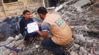 Penyaluran bantuan dilakukan di dekat Rumah Sakit Indonesia, Gaza utara, Minggu (19/11/2023).