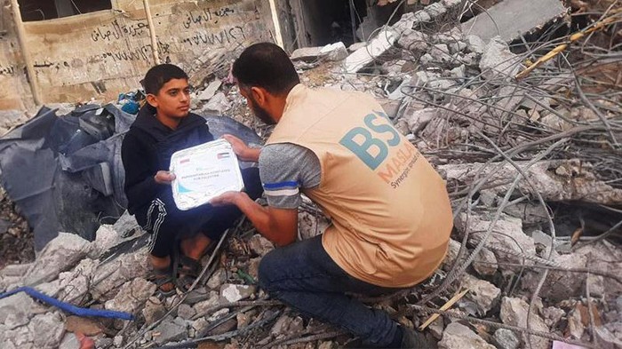 BSI Maslahat menyerahkan 400 paket makanan siap saji dan 1500 paket makanan hangat untuk rakyat Palestina melalui Al-Khair Foundation Gaza, Palestine, Minggu (19/11/2023).