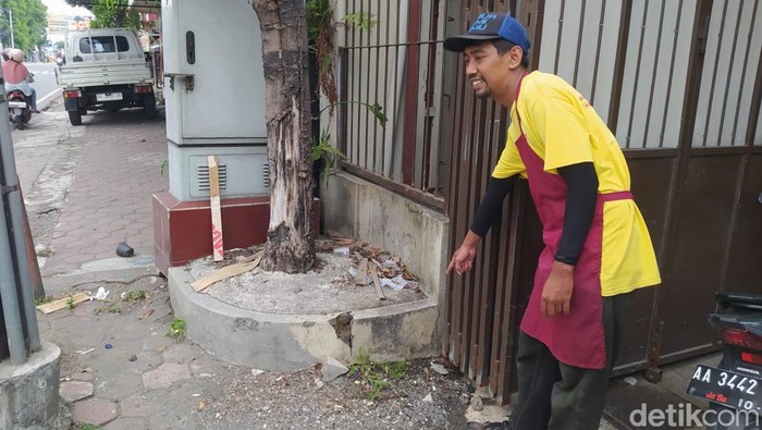 Seorang saksi Ahmad Taufik (34), menunjukkan lokasi penemuan bayi di Jalan A Yani depan toko rotinya, Selasa (21/11/2023).