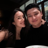 Di hari spesialnya itu Beby dan Rizki tampak dinner romantis bersama di sebuah restoran mewah. Keduanya juga terlihat kompak mengenakan busana berwarna hitam. Foto: Instagram/@bebytsabina