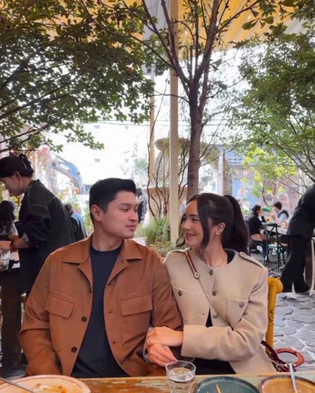 Meski terpaut usia 8 tahun namun tampaknya hal itu tak menjadi hambatan bagi keduanya. Beby dan Rizki tetap terlihat kompak, seperti dalam foto yang satu ini ketika keduanya tengah liburan bersama ke luar negeri. Foto: Instagram/@bebytsabina