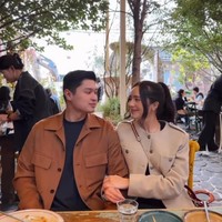 Meski terpaut usia 8 tahun namun tampaknya hal itu tak menjadi hambatan bagi keduanya. Beby dan Rizki tetap terlihat kompak, seperti dalam foto yang satu ini ketika keduanya tengah liburan bersama ke luar negeri. Foto: Instagram/@bebytsabina