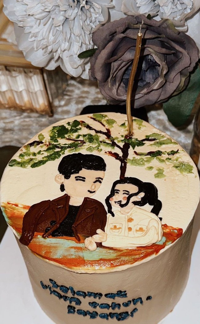 Beby juga memberikan kue ulang tahun spesial untuk sang kekasih. Di kue ulang tahun tersebut terdapat gambar yang menyerupai Rizki dan Beby. Foto: Instagram/@bebytsabina