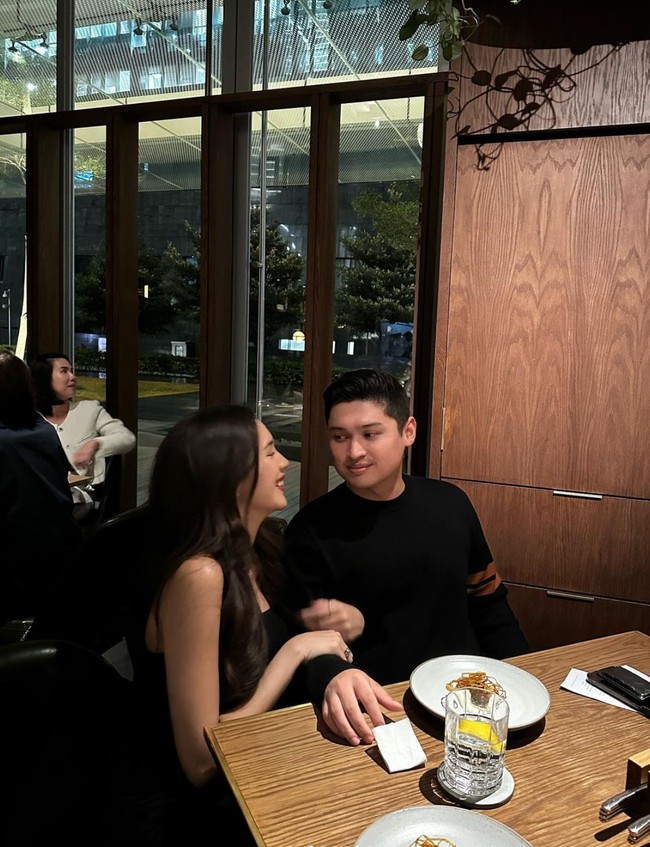 Beby Tsabina akhirnya go publik dengan mengunggah poltert kebersamaannya dengan kekasih barunya, Rizki Natakusumah ke akun Instagram. Momen kebersamannya itu dibagikan bertepatan dengan perayaan ulang tahun Beby pada bulan Oktober lalu. Foto: Instagram/@bebytsabina