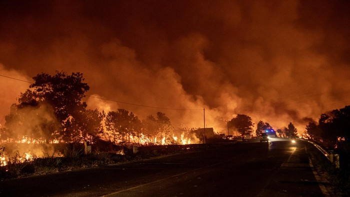 Bertaruh Nyawa Menaklukkan Api Petugas gabungan Manggala Agni menyusun strategi perencanaan pemadaman dalam tenda di Desa Jungkal, Ogan Komering Ilir (OKI).