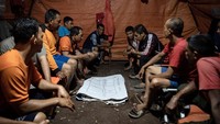 Sebanyak 300 personel Manggala Agni dari Daops Banyuasin, Daops Muba, Daops OKI, Daops Lahat dikerahkan. Bahkan personel Manggala Agni dari sejumlah Daops yang ada di Jambi juga diperbantukan.  