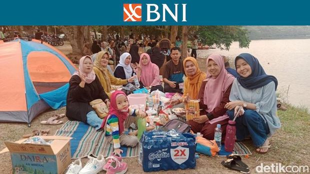 Warga Palembang menyaksikan BNI Sirnas C 2023 di GOR Dempo sekaligus piknik di tepi danau Jakabaring Sport City.