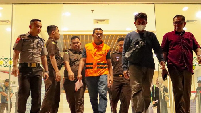 Bripka BA saat akan ditahan malam tadi (Dok Kejati Riau)