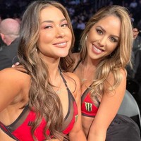 Sebagai ring girl termahal, Brittney sering bersaing dengan rekannya Arianny Celeste yang jadi gadis papan ronde terkaya tahun lalu. Begini potret kedekatan mereka. Foto: Instagram Brittney Palmer