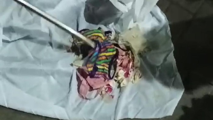 Bungkusan berisi pakaian dalam wanita, bunga, dan kain mori yang ditemukan di SPBU Playen, Gunungkidul. Foto diunggah Selasa (21/11/2023).