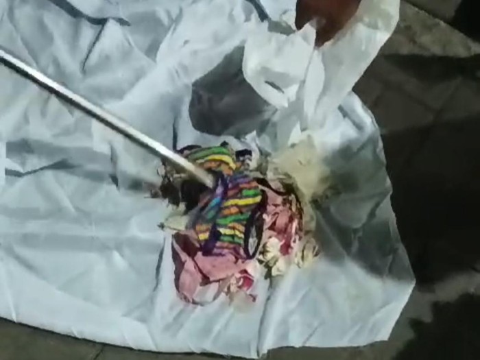 Bungkusan berisi pakaian dalam wanita, bunga, dan kain mori yang ditemukan di SPBU Playen, Gunungkidul. Foto diunggah Selasa (21/11/2023).