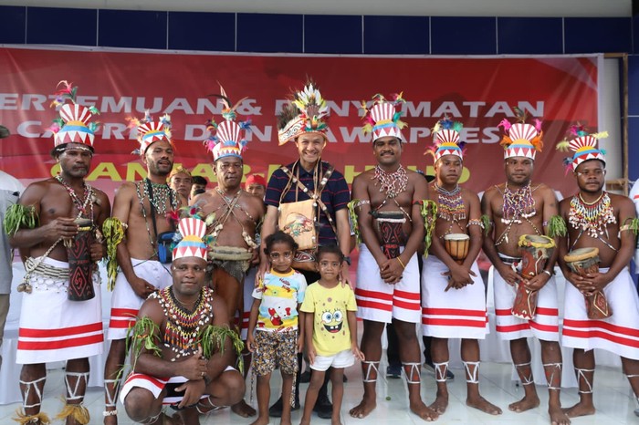 Calon Presiden RI Ganjar Pranowo melanjutkan kunjungannya ke Provinsi Jayapura, Papua. Kali ini dia bertemu dengan tokoh adat setempat.