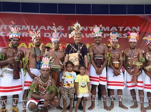 Keliling Papua, Ganjar Diangkat Jadi Keluarga Tokoh Adat Jayapura