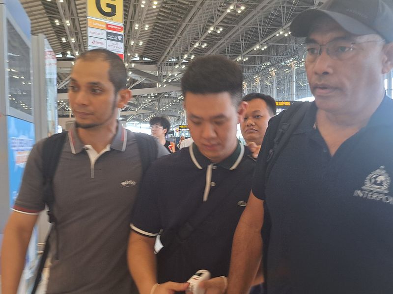 Christoper Steffanus Budianto (tengah) diapit oleh Kombes Audi S Latuheri (kanan) dan Kompol Yuliansyah (kiri)-(Mei Amelia/detikcom)