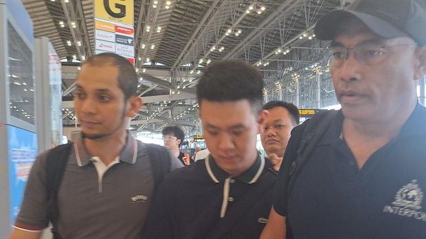 Christoper Steffanus Budianto (tengah) diapit oleh Kombes Audi S Latuheri (kanan) dan Kompol Yuliansyah (kiri)-(Mei Amelia/detikcom)