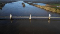 Sebelumnya, Sungai Loire mengalami kekeringan parah hingga menimbulkan gumuk pasir. Kekeringan dahsyat ini terjadi sejak musim dingin pada Februari lalu.