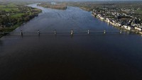 Foto kombinasi memperlihatkan keadaan Sungai Loire di Prancis sebelum dan sesudah mengering. Foto saat dialiri air terjadi pada, Senin 20 November 2023 lalu.