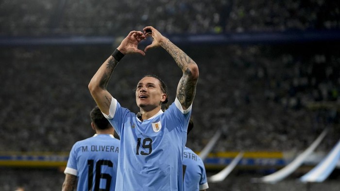 Uruguays Darwin Nunez celebrates scoring his sides second goal against Argentina during a qualifying soccer match for the FIFA World Cup 2026 at La Bombonera stadium in Buenos Aires, Argentina, Thursday, Nov. 16, 2023. (AP Photo/Matias Delacroix)