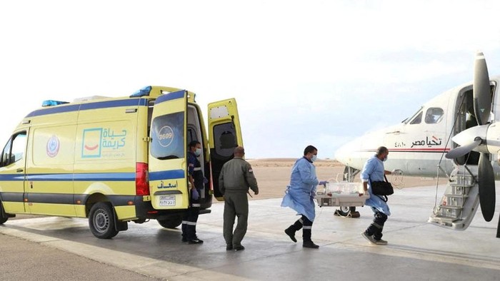 Egyptian ambulance crews transfer premature Palestinian babies evacuated from Gaza to ambulances on the Egyptian side of the Rafah border, amid the ongoing conflict between Israel and the Palestinian Islamist group Hamas, in Rafah, Egypt November 20, 2023 in this handout picture, courtesy of the Egyptian Health Ministry. The Egyptian Health Ministry/Handout via REUTERS ATTENTION EDITORS - THIS IMAGE WAS PROVIDED BY A THIRD PARTY