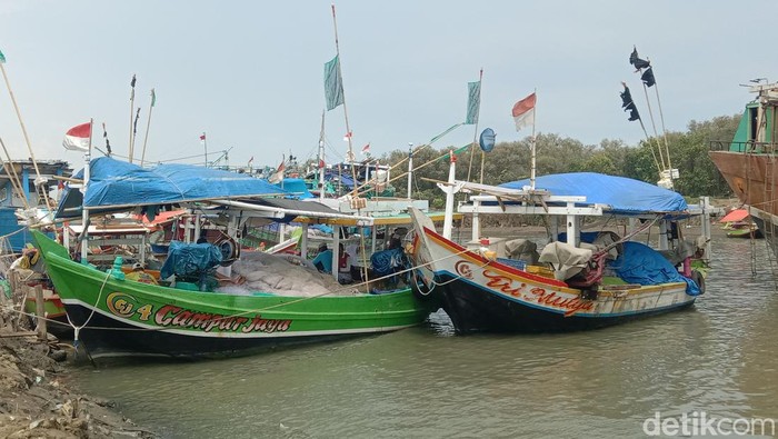 Deretan kapal nelayan di muara Karangsong Kabupaten Indramayu
