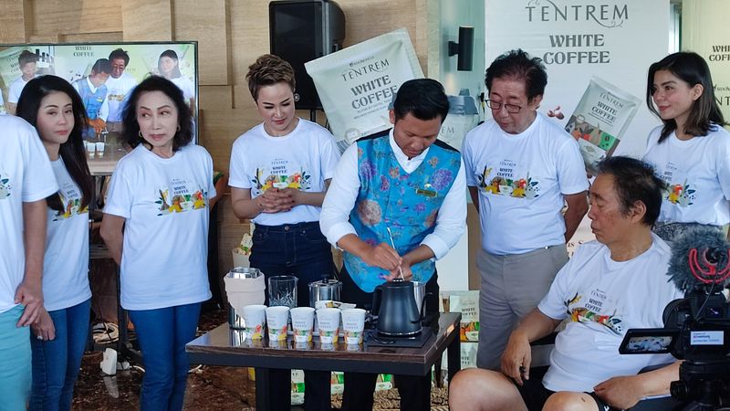 Direktur Sido Muncul Irwan Hidayat memperkenalkan produk barunya Tentrem White Coffe di Hotel Tentrem Semarang,