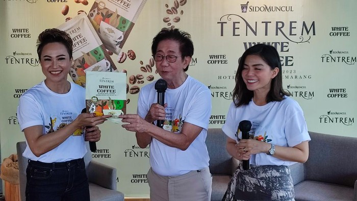 Direktur Sido Muncul Irwan Hidayat memperkenalkan produk barunya Tentrem White Coffe di Hotel Tentrem Semarang,