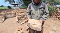 Selain itu, Vidi juga menemukan beberapa bata yang merupakan hiasan atap candi. Kedua jenis fragmen bata itu menjadi indikasi Situs Blawu dulunya berupa bangunan candi yang tinggi dan beratap.