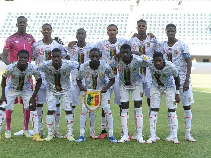 Pesepak bola Timnas Mali Ibrahim Kanate (kanan) melakukan selebrasi usai mencetak gol di gawang Timnas Meksiko dalam babak 16 besar Piala Dunia U-17 2023 di Stadion Gelora Bung Tomo, Surabaya, Jawa Timur, Selasa (21/11/2023). ANTARA FOTO/Ari Bowo Sucipto/nym.