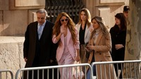 Shakira sempat melempar senyum dan lambaian tangan kepada penggemar dan awak media yang menantinya di luar pengadilan.   