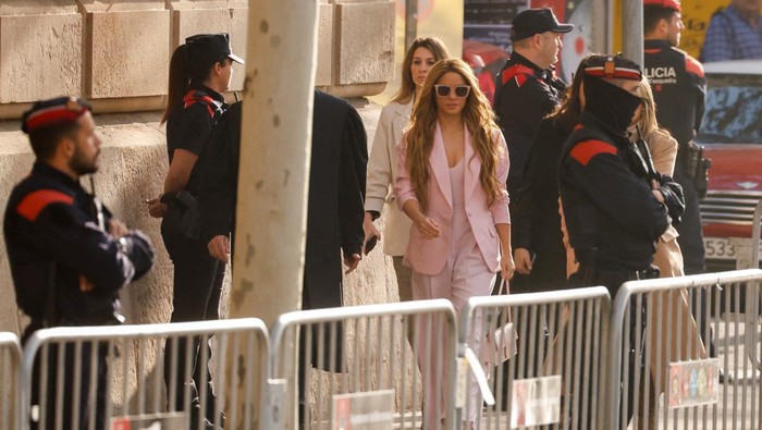 Ekspresi Shakira Hadapi Sidang Perdana Penggelapan Pajak Colombian singer Shakira arrives at court for her trial facing allegations of tax fraud in Barcelona, Spain November 20, 2023. REUTERS/Albert Gea