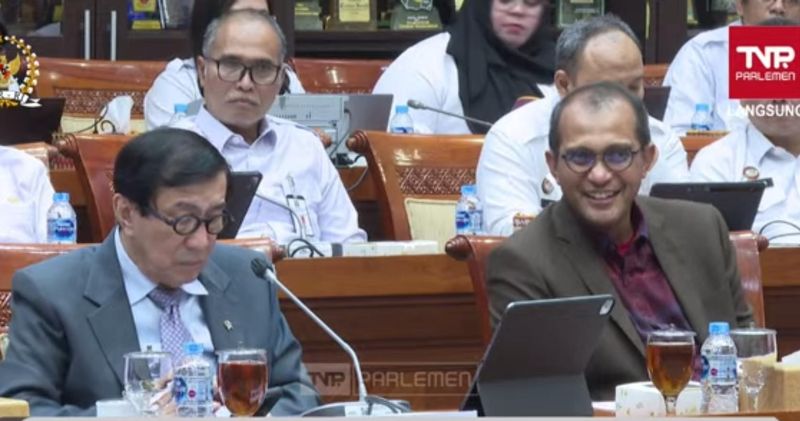 Ekspresi Wamenkumham Eddy Hiariej saat status tersangkanya disinggung anggota DPR Benny K Harman di raker DPR RI