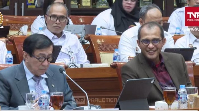 Ekspresi Wamenkumham Eddy Hiariej saat status tersangkanya disinggung anggota DPR Benny K Harman di raker DPR RI