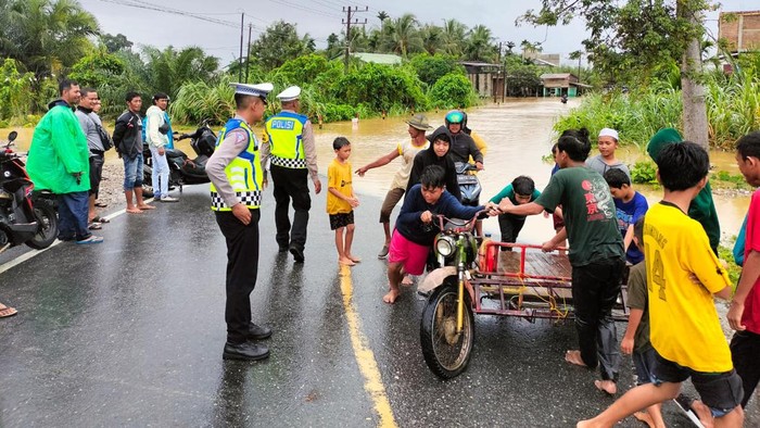 Foto banjir di Aceh Selatan (dok Ditlantas Polda Aceh)