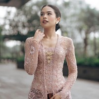Maudy Ayunda tampil menawan saat menjadi bridesmaid di pernikahan sahabatnya belum lama ini. Ia membagikan keseruannya bersama para sahabatnya yang lain di Instagram. Foto: IDok. Instagram Maudy Ayunda