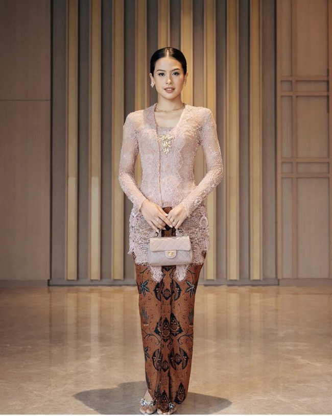 Pelantun Perahu Kertas ini menyempurnakan penampilannya dengan tas mewah dari brand Chanel yang warnanya senada dengan kebayanya. Foto: Dok. Instagram Maudy Ayunda