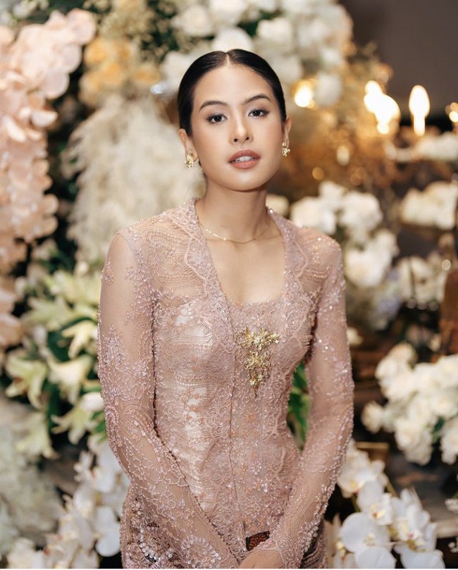Penyanyi dengan nama lengkap Ayunda Faza Maudya ini terlihat anggun dalam balutan kebaya brokat modern dengan detail payet bunga berwarna pink pastel. Foto: Dok. Instagram Maudy Ayunda
