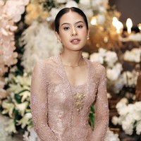 Penyanyi dengan nama lengkap Ayunda Faza Maudya ini terlihat anggun dalam balutan kebaya brokat modern dengan detail payet bunga berwarna pink pastel. Foto: Dok. Instagram Maudy Ayunda