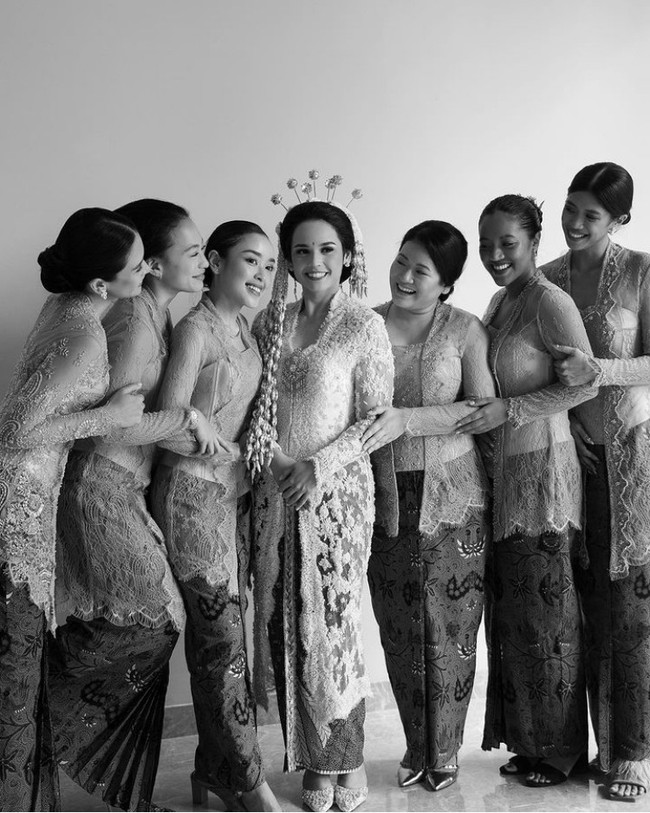 Ini merupakan penampilan istri Jesse Choi saat mendampingi sahabatnya melepas masa lajang. Di momen yang istimewa itu, aura kebahagiaan Maudy Ayunda dan sahabatnya yang lain saat menjadi bridesmaid pun terpancar. Foto: Dok. Instagram Maudy Ayunda