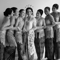 Ini merupakan penampilan istri Jesse Choi saat mendampingi sahabatnya melepas masa lajang. Di momen yang istimewa itu, aura kebahagiaan Maudy Ayunda dan sahabatnya yang lain saat menjadi bridesmaid pun terpancar. Foto: Dok. Instagram Maudy Ayunda