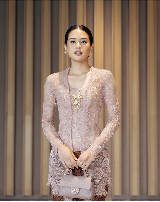 “Nggak pernah gagal kebaya sama riasannya,” puji netizen di unggahan Instagram Maudy Ayunda. “Saya perempuan tapi suka banget lihat kak Maudy cantik smart,” tambah lainnya Foto: Dok. Instagram Maudy Ayunda