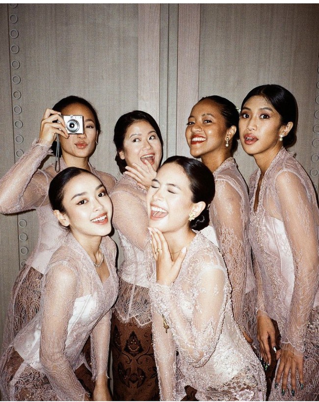 Seragam kebaya model kutu baru yang dikenakan Maudy Ayunda saat menjadi bridesmaid ini dipadupadankan dengan kain batik berwarna coklat. Foto: Dok. Instagram Maudy Ayunda