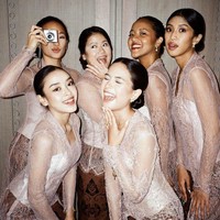 Seragam kebaya model kutu baru yang dikenakan Maudy Ayunda saat menjadi bridesmaid ini dipadupadankan dengan kain batik berwarna coklat. Foto: Dok. Instagram Maudy Ayunda
