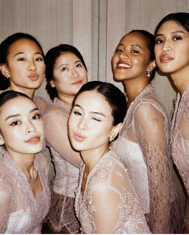 Maudy Ayunda tampil dengan tatanan rambut yang disanggul. Makeup natural flawless dengan perona bibir pink coral membuat penampilannya semakin fresh dan dipuji banyak netizen. Foto: Dok. Instagram Maudy Ayunda