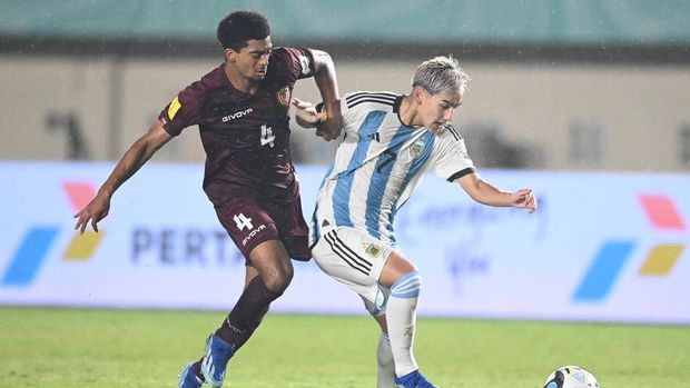 Pesepak bola Timnas Argentina Santiago Lopez melakukan selebrasi usai mencetak gol ke gawang Timnas Venezuela saat pertandingan babak 16 besar Piala Dunia U-17 2023 di Stadion Si Jalak Harupat, Kabupaten Bandung, Jawa Barat, Selasa (21/11/2023). ANTARA FOTO/Wahyu Putro A/rwa.