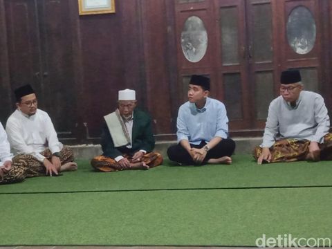 Gibran Rakabuming mengunjungi Ponpes Al Manshur, Popongan, Kecamatan Wonosari, Kabupaten Klaten, Selasa (21/11/2023) malam.