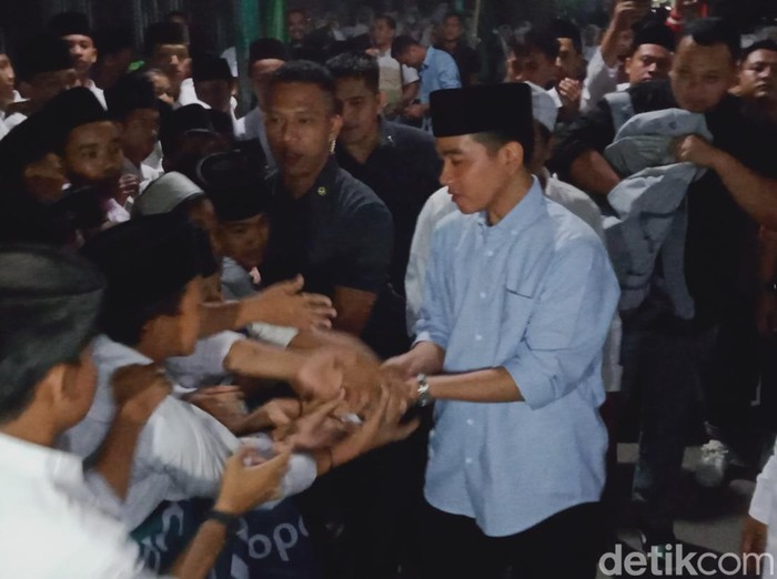 Gibran Rakabuming mengunjungi Ponpes Al Manshur, Popongan, Kecamatan Wonosari, Kabupaten Klaten, Selasa (21/11/2023) malam.