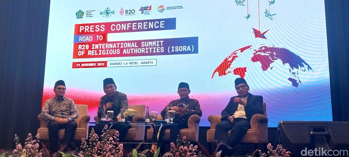 Gus Yahya (kedua dari kiri) dalam acara konferensi pers Road to R20 ISORA. (Foto: Anisa Rizki/detikcom)