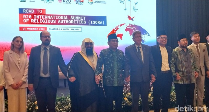 Gus Yahya dalam acara Road to R20 ISORA (di tengah berbaju batik hijau)
